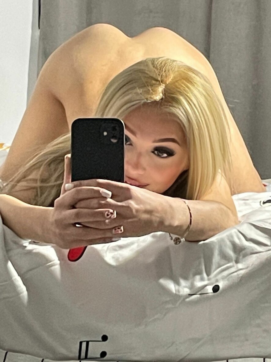 Blondie_Quinn Cam Model Profile | Stripchat