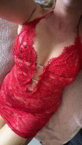 Hot-Toyah Public Pic