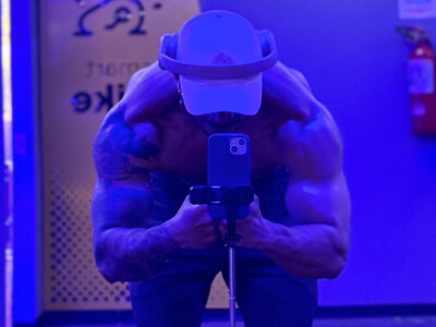 LiamReigns_ squezze Foto