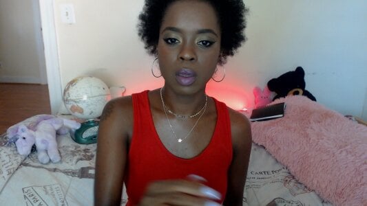 SimoneSavage Public Pic 8