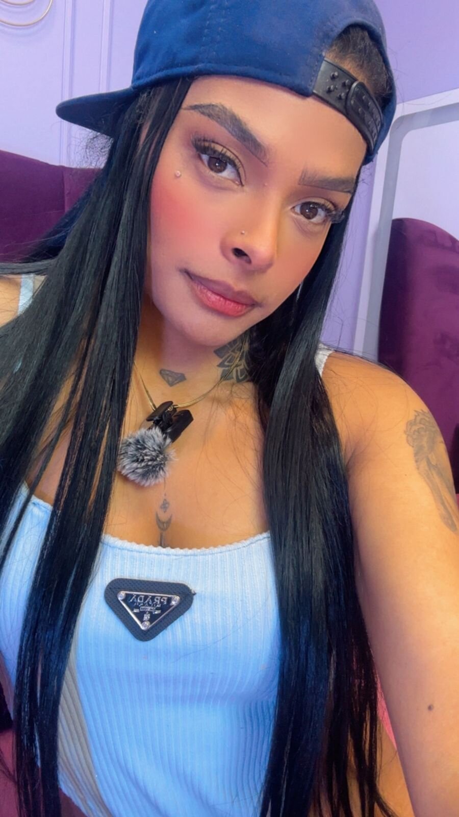 EmmaEbony_ “You make me blush every time you look at me 😳💞” 圖片 2