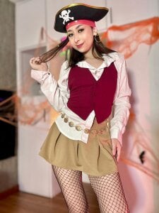 MilenaCrown Arrr...Who needs a captain when you can have me? 🎃 Pic 5