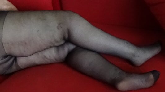 HeisseomaOriginal Geile Löcher in meine Strumpfhose Pic 3