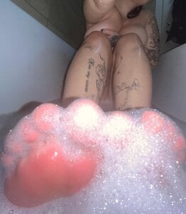 AbbyPearll worship my hot feet Pic 3