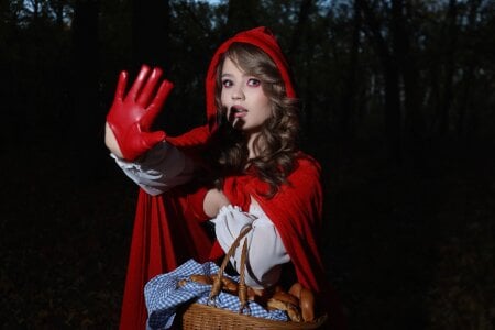 SelinSwarovskiLittle Red Riding Hood图片 2