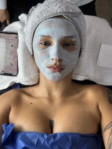 CinthiaCollins I love taking care of my skin 사진