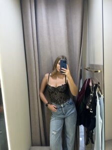 Ariana_Weinn Public Pic