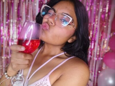 luna_velveth my young face😋 Pic 2