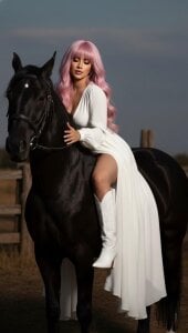 Kylie_Hugecock Kylie on horse зображення