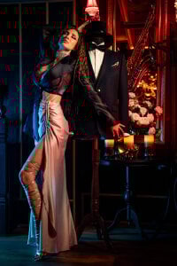 AngelaDevins A man's world Pic