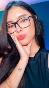 Join Miarobertsss_ Live Sex Chat - Profiles, Reviews, & Porn