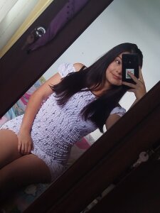 eimy_hot18 Public Pic 3