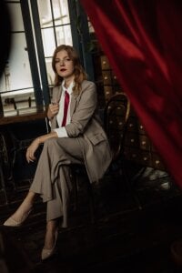 YourUniverser Businesslike, daring and sexy Pic 3