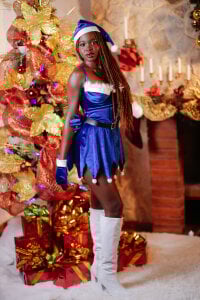 SARA_COLLIINS_ Christmas 2025 Pic 4