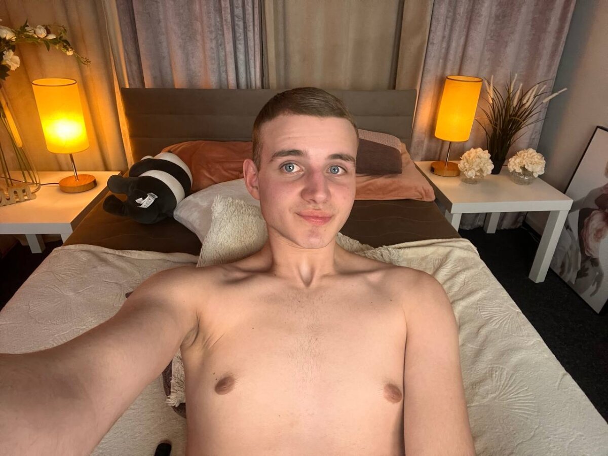 HereAlexColee Trending Pic 3467