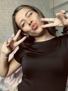 EMILIIA_RICHTER__ KISSES LOVES🥰😘😘 Pic 3