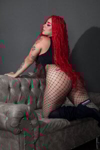 TaniaRedd_ Public Pic 2