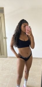 Carlymonroee_ In home 🥰 Gambar 2