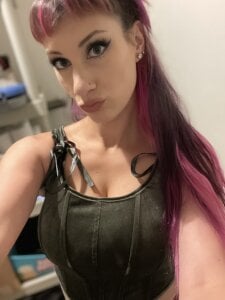 Queen-Ella Public Pic 5