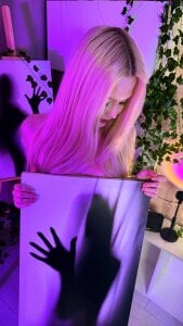 ElsaDivine When It Gets Quiet 🌙💋 . fénykép