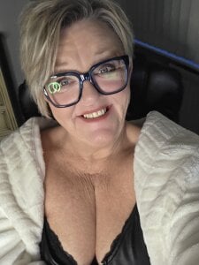 BridgetBlueEyesPublic图片