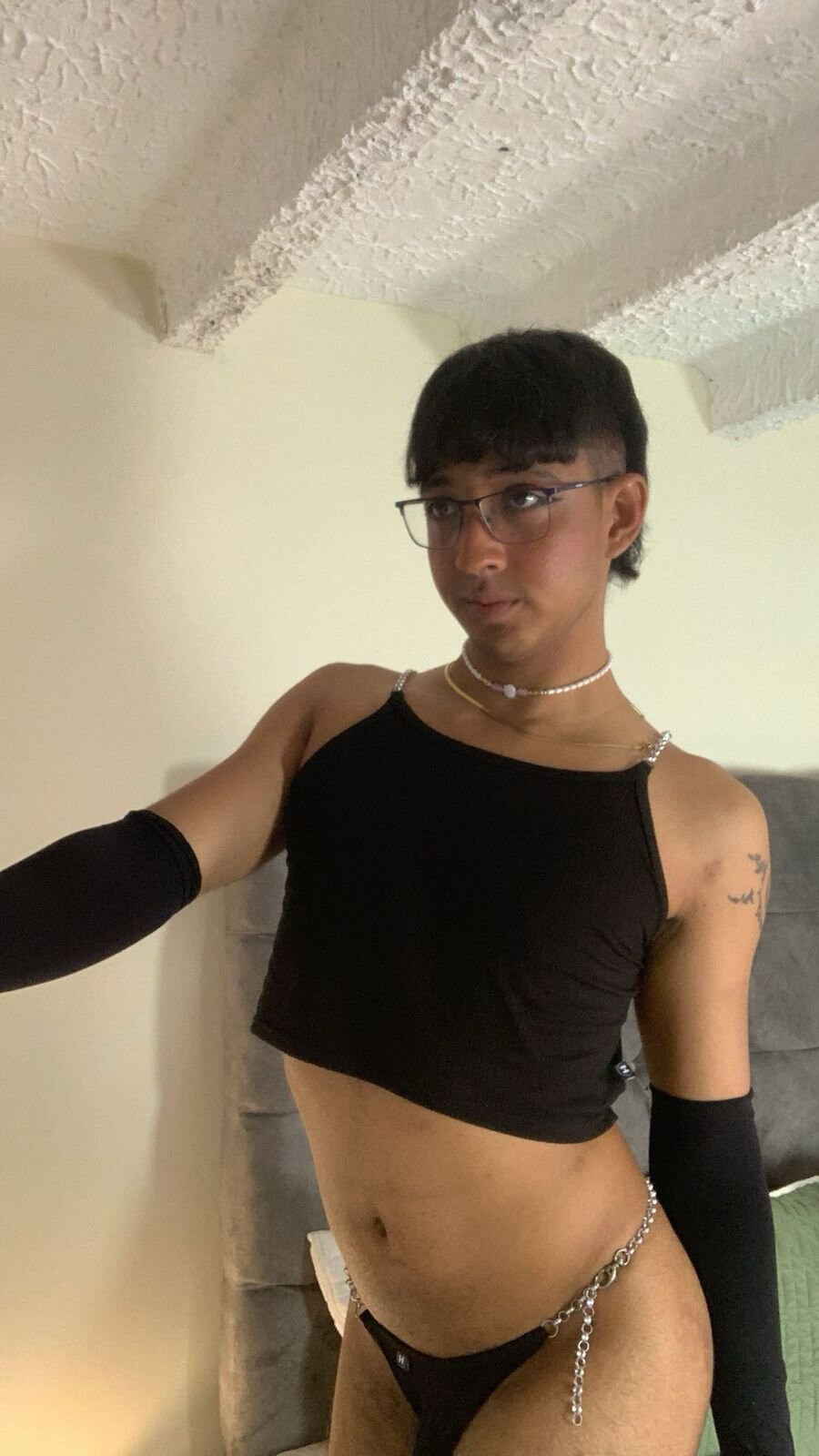 Dark_hairy_  9529. kiemelt képe