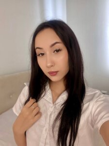 AvrilLatam In a white moment ⏳🤍 Pic 6