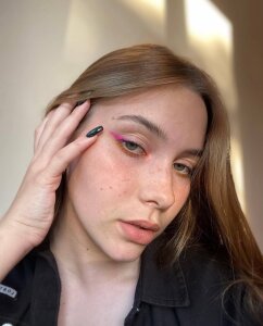 Alice_Froms Public Pic 3