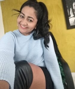 Adele_Sweett legs Photo 6