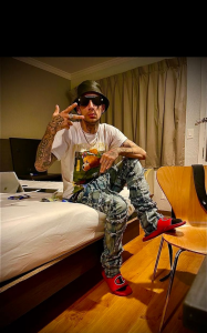 Aru916: Public ( 3 фото)