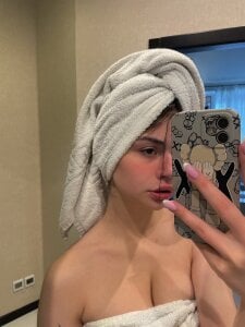 Jenny_Bet Public Pic 4