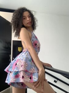 Evie_Clark Maybe you can lift my dress Pic 2