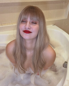 VelvetLunaaa In the jacuzzi💦 Playing with the foam on my curves and teasing you Pic 8