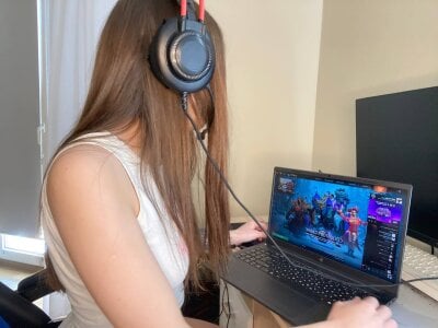 CutieWorm Your Mistress after Gaming slika