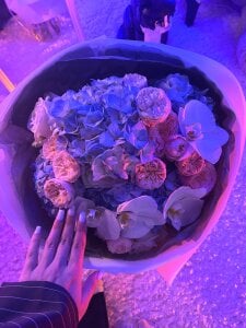 Leri_Star give women flowers 🌹 Gambar