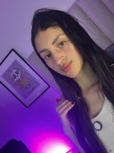 Debajo de mi falda tengo una sorpresa húmeda para ti 🙈💦 de soffy_hilltom  3 Imagens