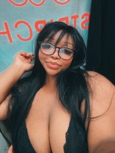 HOTMILFKATIEE KISSESS♥️ Pic