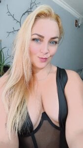 smoker_milf Public Pic 3