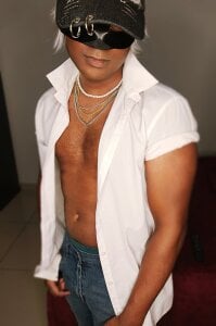 Enzo_Azalea: Enzo, Strong arms. Defined chest. Flexing ( 3 фото)