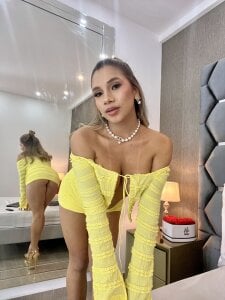 NicoleArmani Yellow 🫣 Gambar