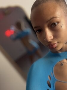 Peaches_UKx Public Pic 3