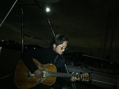 miyagi_no_hiroshi Singing and playing Foto 4