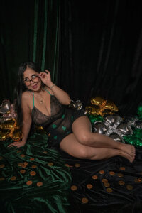 Golden Clover Muse 🪙☘️ od Casey_Walker  4 snímek