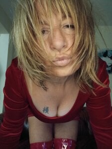 BettyDavisEyesUK LADY IN RED Hình 5