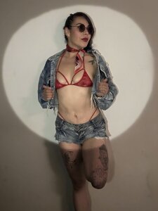 mia_velvet1With my short shorts Bild 2