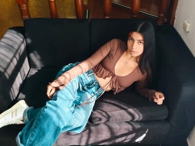 Laia_white Public Pic 5