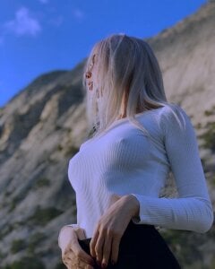 Mia_Roxie Public Pic 3