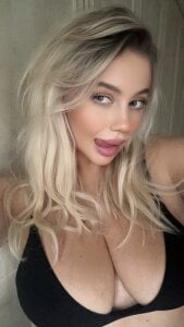 Blonde-Bella-XX Public Poză