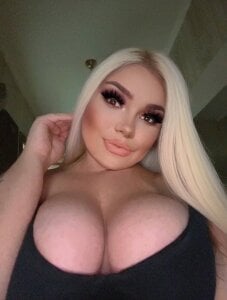 Barbie_Boobs Public Pic 6