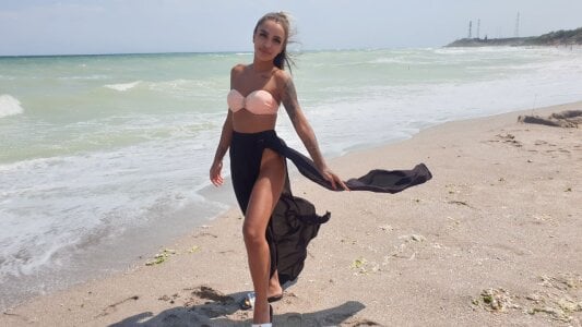 AprilHadid Know Me Beyond the Screen Pic 5